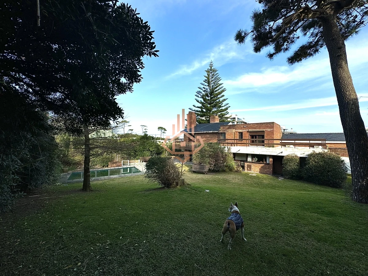 Casa, Venta 4 dormitorios mas dependencia, 2 master suite, Piscina, 1 cuadra de la playa Masa, Punta del Este.