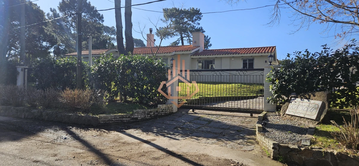 Se Alquila en Country Casa de 5 Cuartos y 4 Baños