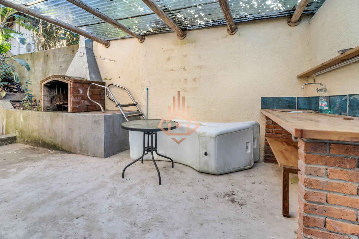 Casa en Venta en Playa Mansa P33 con 4 dormitorios (3 en suite) y 4 baños, Piscina y gran terreno a escasos 50mts del mar.