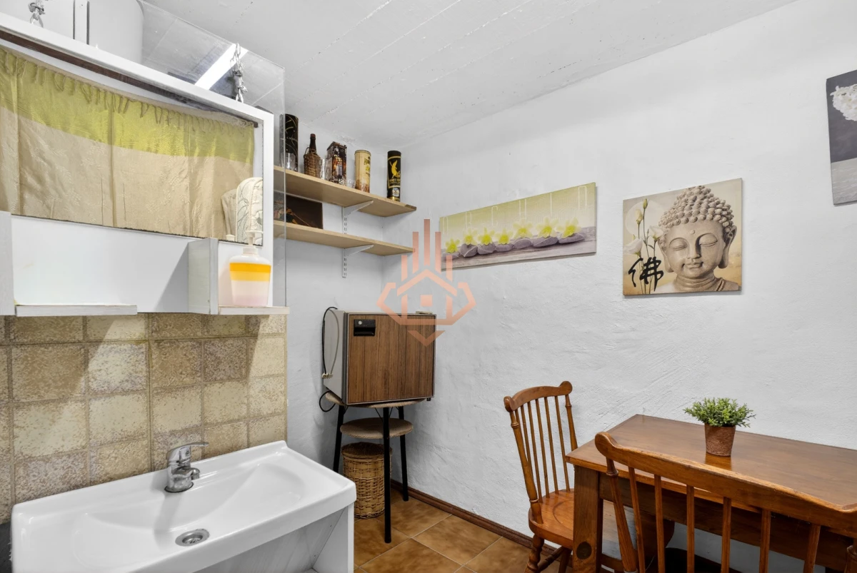 Casa En Venta De 5 Dormitorios , Dependencia