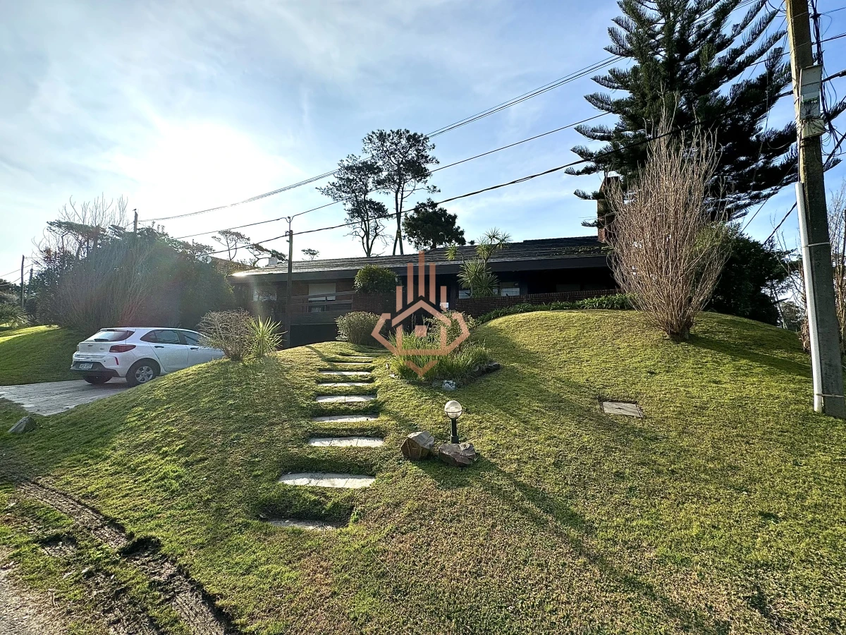 Casa, Venta 4 dormitorios mas dependencia, 2 master suite, Piscina, 1 cuadra de la playa Masa, Punta del Este.