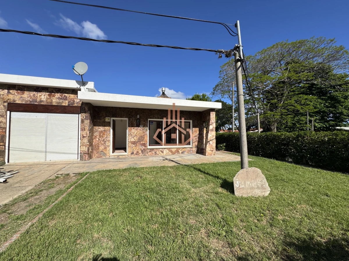Venta Casa de 2 dormitorios cerca de playa mansa y servicios.