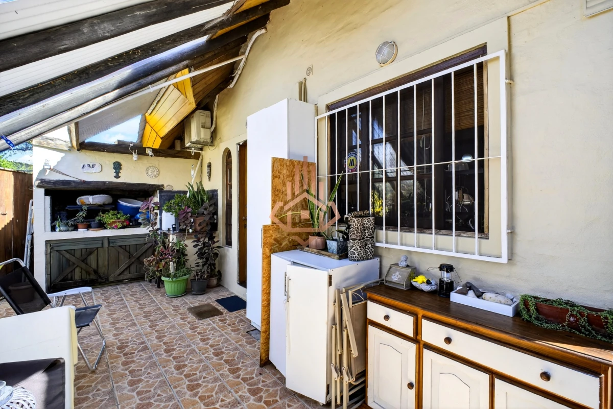 Casa En Venta De 5 Dormitorios , Dependencia