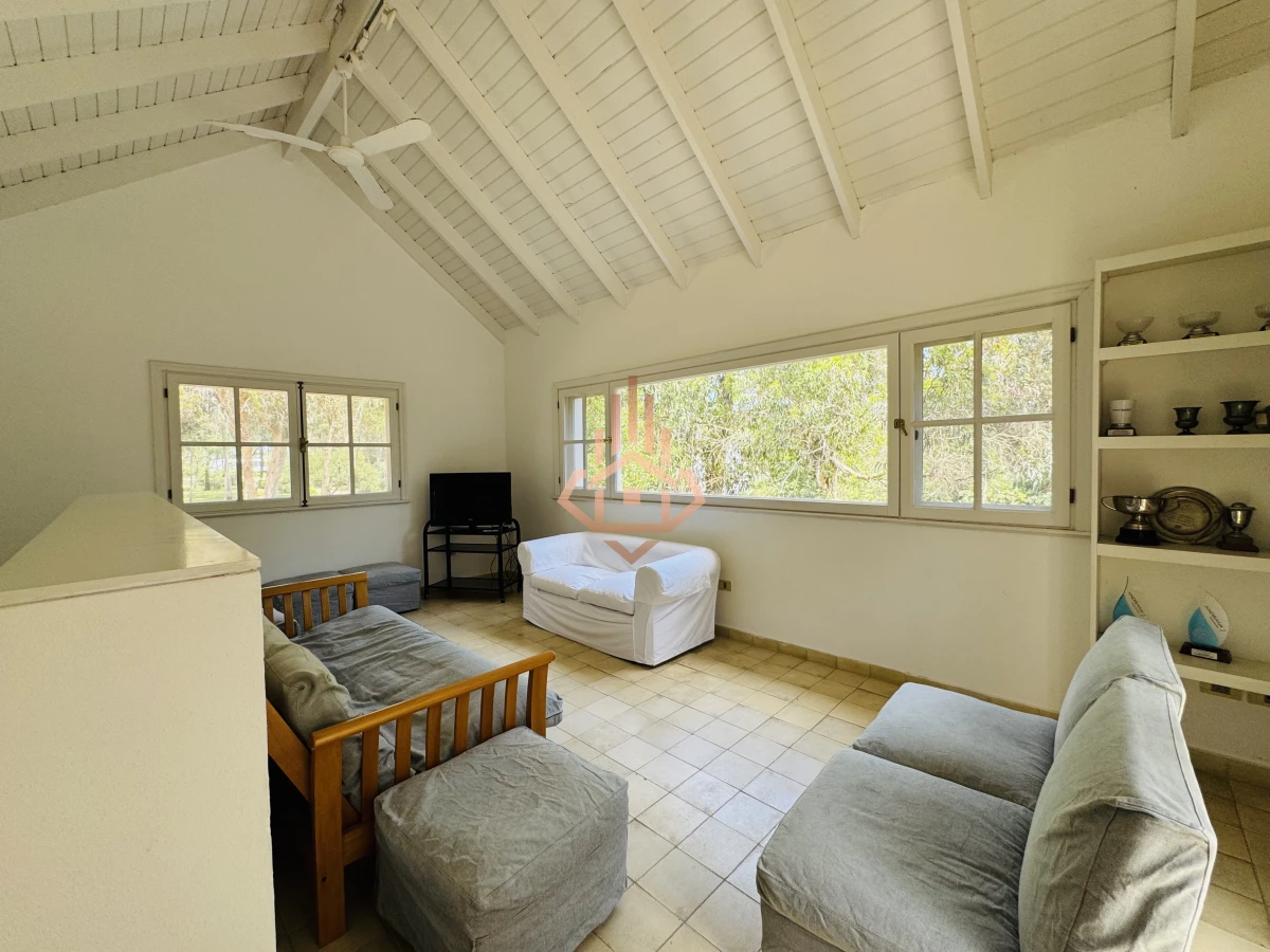 Venta casa en Barrio Privado de 5 dormitorios.