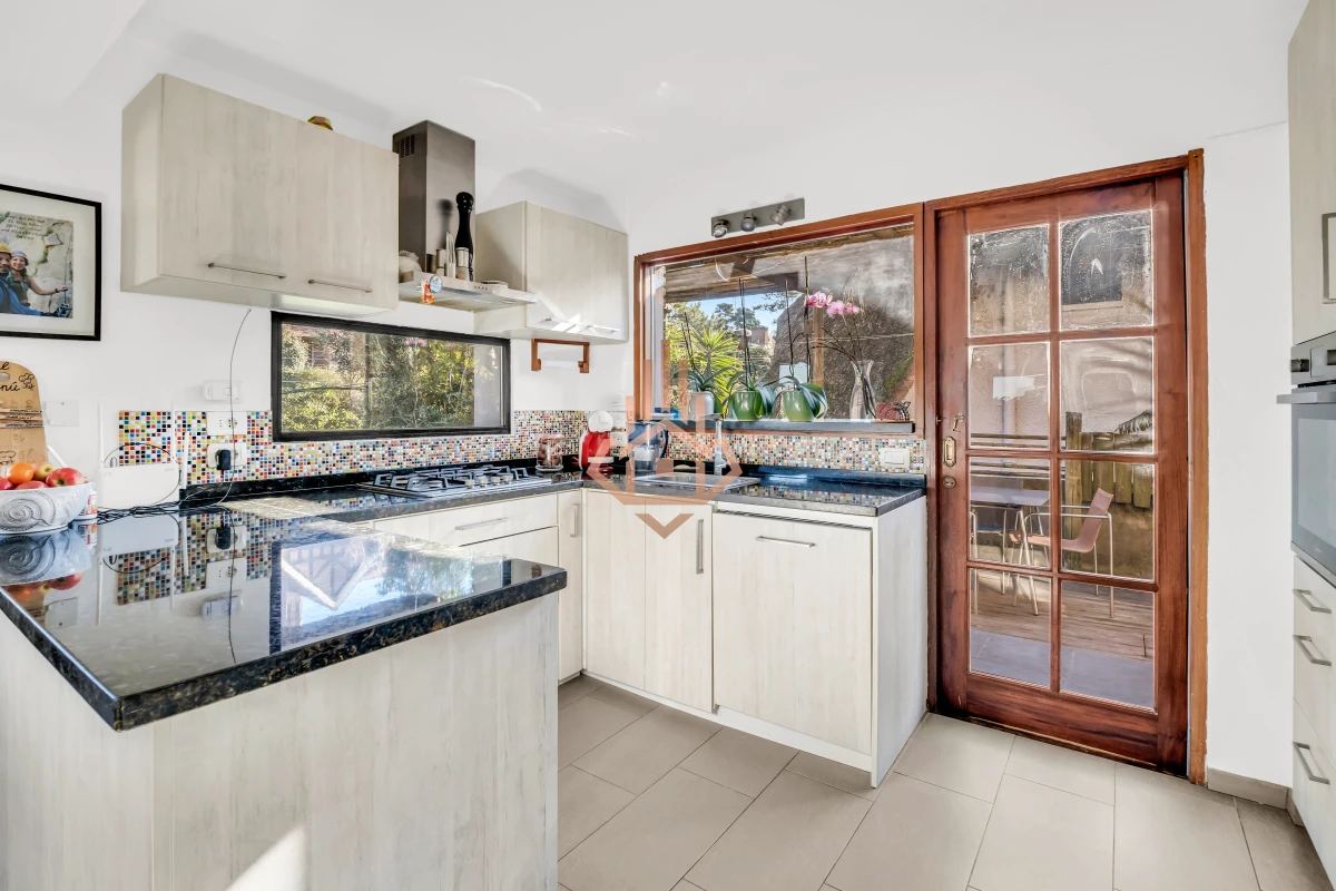 Casa en Venta en Playa Mansa P33 con 4 dormitorios (3 en suite) y 4 baños, Piscina y gran terreno a escasos 50mts del mar.