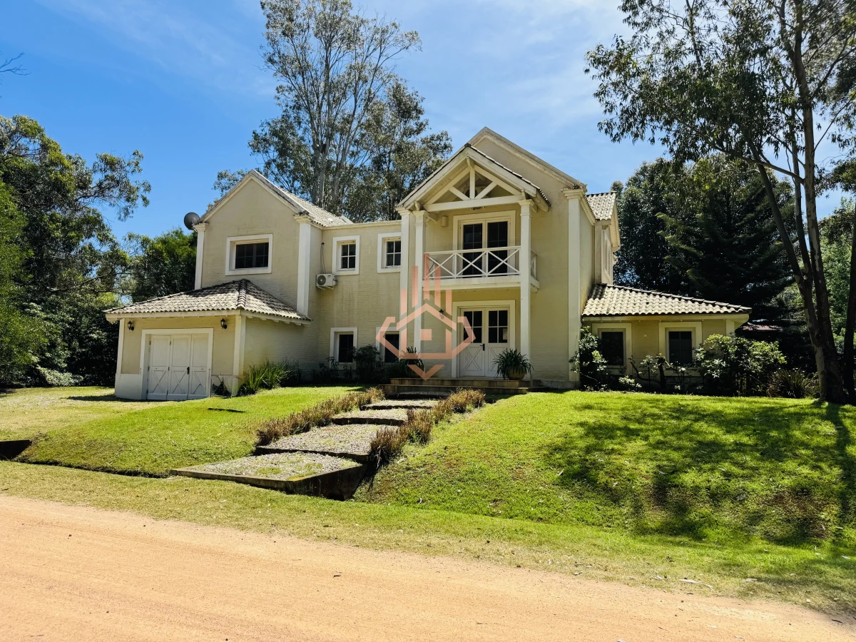 Venta casa en Barrio Privado de 5 dormitorios.