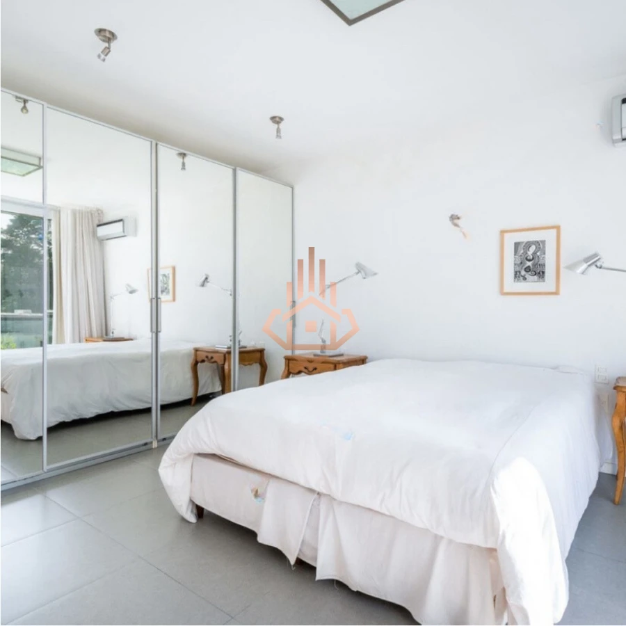 Venta Casa en Barrio Privado en playa mansa, 5 suites, piscina, losa radiante.