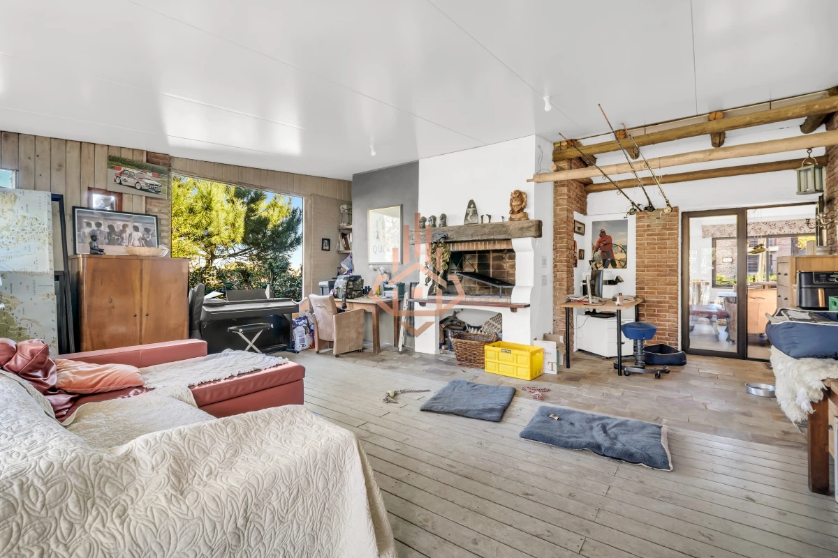 Casa en Venta en Playa Mansa P33 con 4 dormitorios (3 en suite) y 4 baños, Piscina y gran terreno a escasos 50mts del mar.