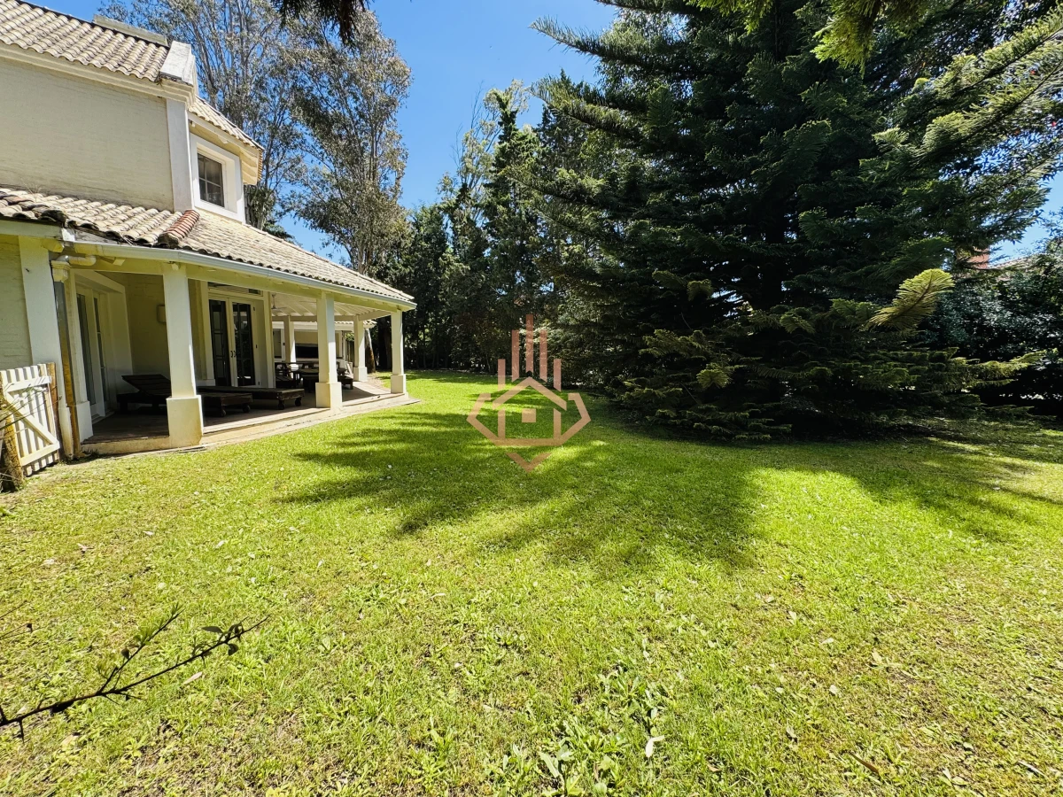 Venta casa en Barrio Privado de 5 dormitorios.