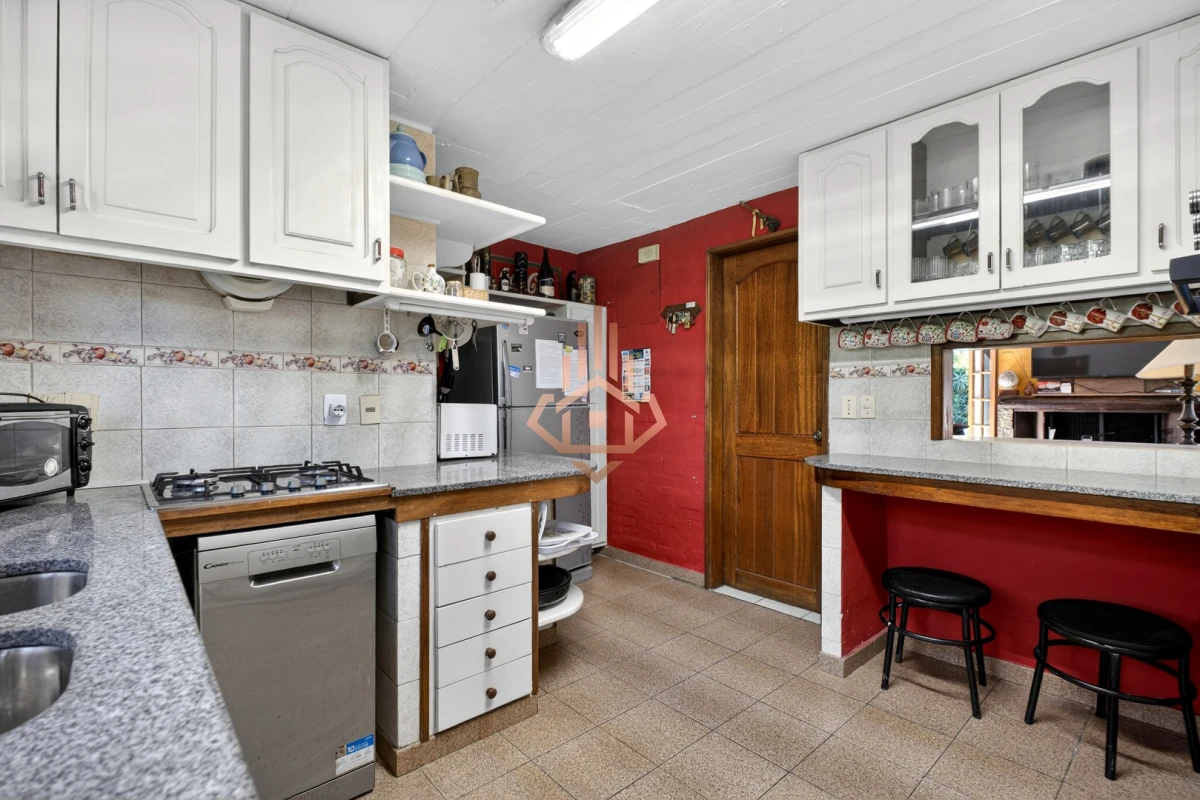 Casa En Venta De 5 Dormitorios , Dependencia