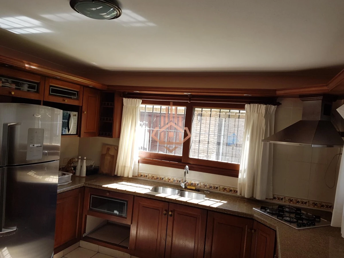 Casa en Alquiler Super Comoda y Completa en Jardines de Cordoba, 3 Cuartos, 4 Baños, Yacuzzy. Piscina, Juegos para Niños