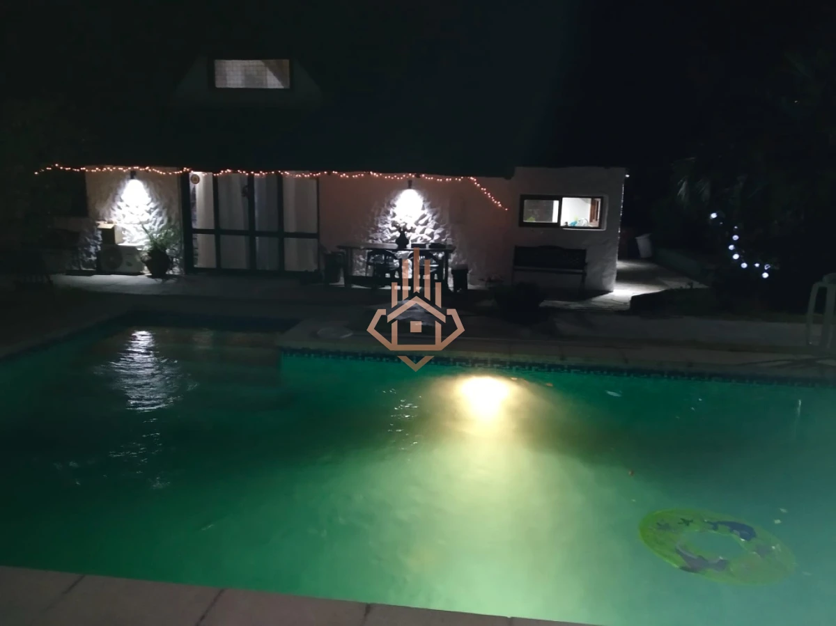 Casa en Pinares - 4 dormitorios y dependencia