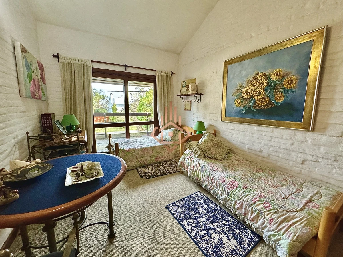 Casa, Venta 4 dormitorios mas dependencia, 2 master suite, Piscina, 1 cuadra de la playa Masa, Punta del Este.