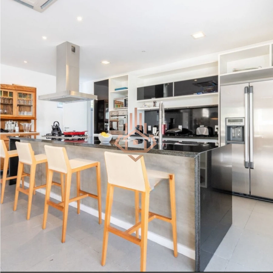 Venta Casa en Barrio Privado en playa mansa, 5 suites, piscina, losa radiante.