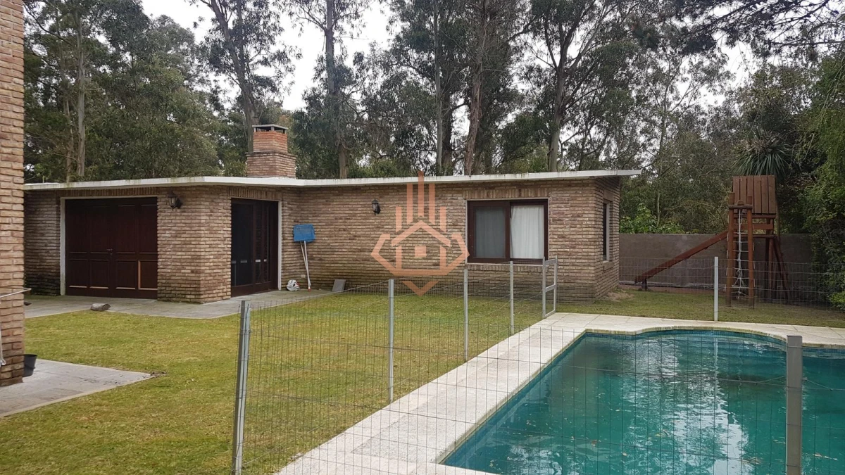 Casa en Alquiler Super Comoda y Completa en Jardines de Cordoba, 3 Cuartos, 4 Baños, Yacuzzy. Piscina, Juegos para Niños