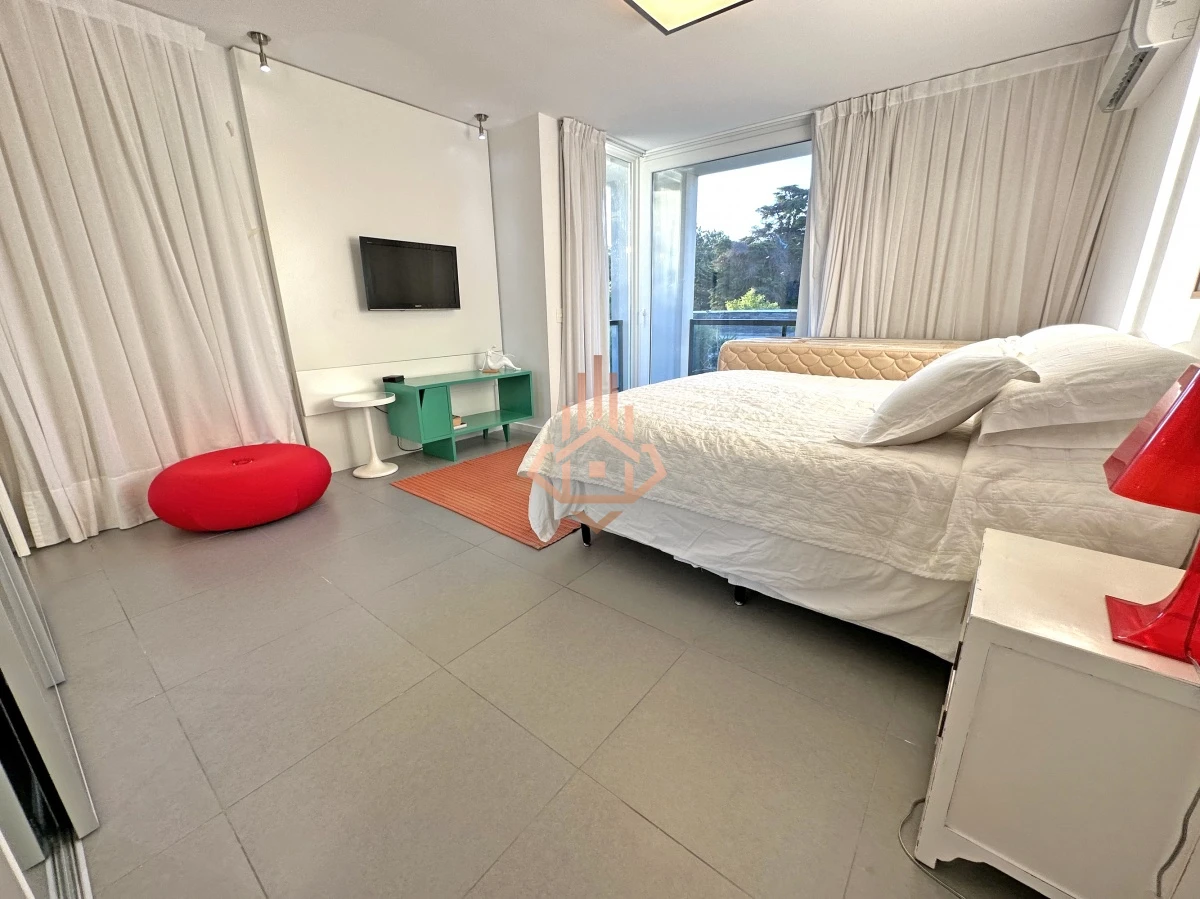 Venta Casa en Barrio Privado en playa mansa, 5 suites, piscina, losa radiante.