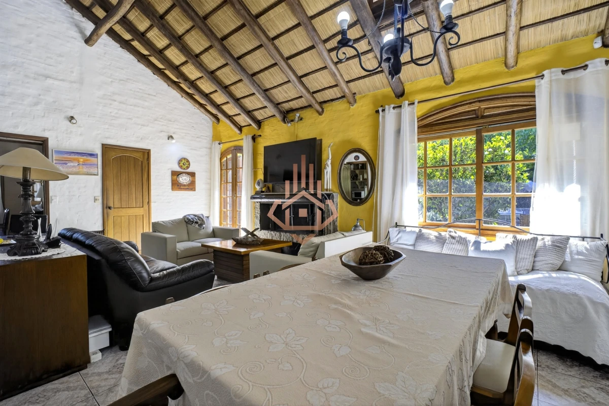 Casa En Venta De 5 Dormitorios , Dependencia