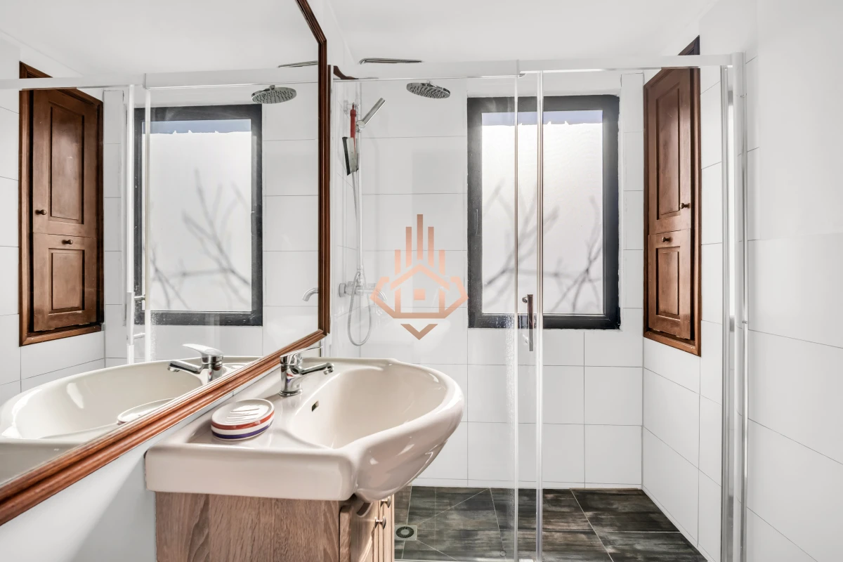 Casa en Venta en Playa Mansa P33 con 4 dormitorios (3 en suite) y 4 baños, Piscina y gran terreno a escasos 50mts del mar.