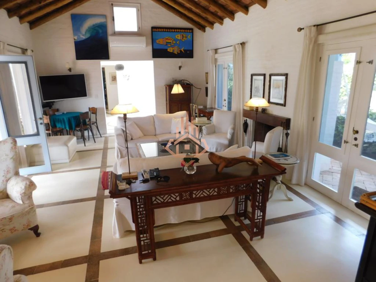 Casa en Montoya de 4 dormitorios y piscina, A pasos del Mar