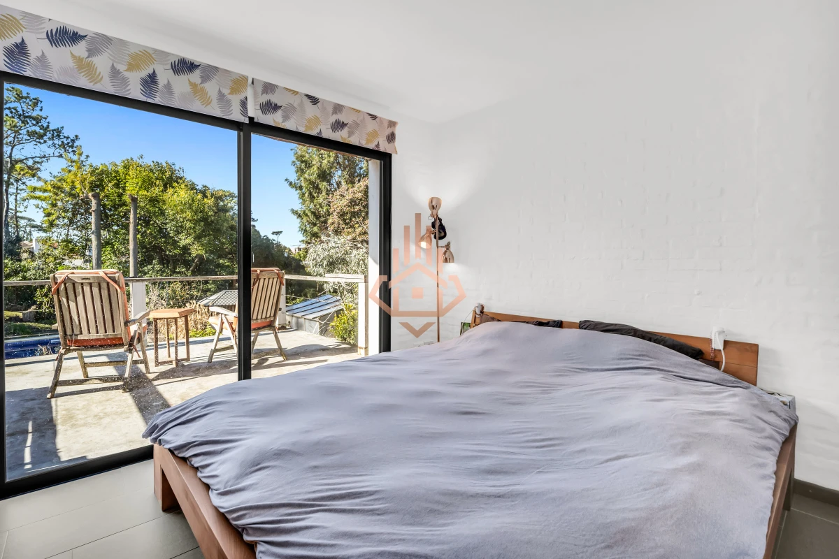 Casa en Venta en Playa Mansa P33 con 4 dormitorios (3 en suite) y 4 baños, Piscina y gran terreno a escasos 50mts del mar.