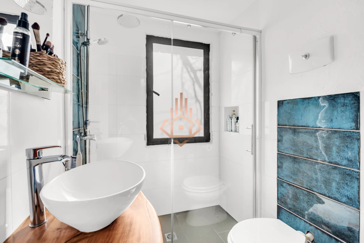 Casa en Venta en Playa Mansa P33 con 4 dormitorios (3 en suite) y 4 baños, Piscina y gran terreno a escasos 50mts del mar.