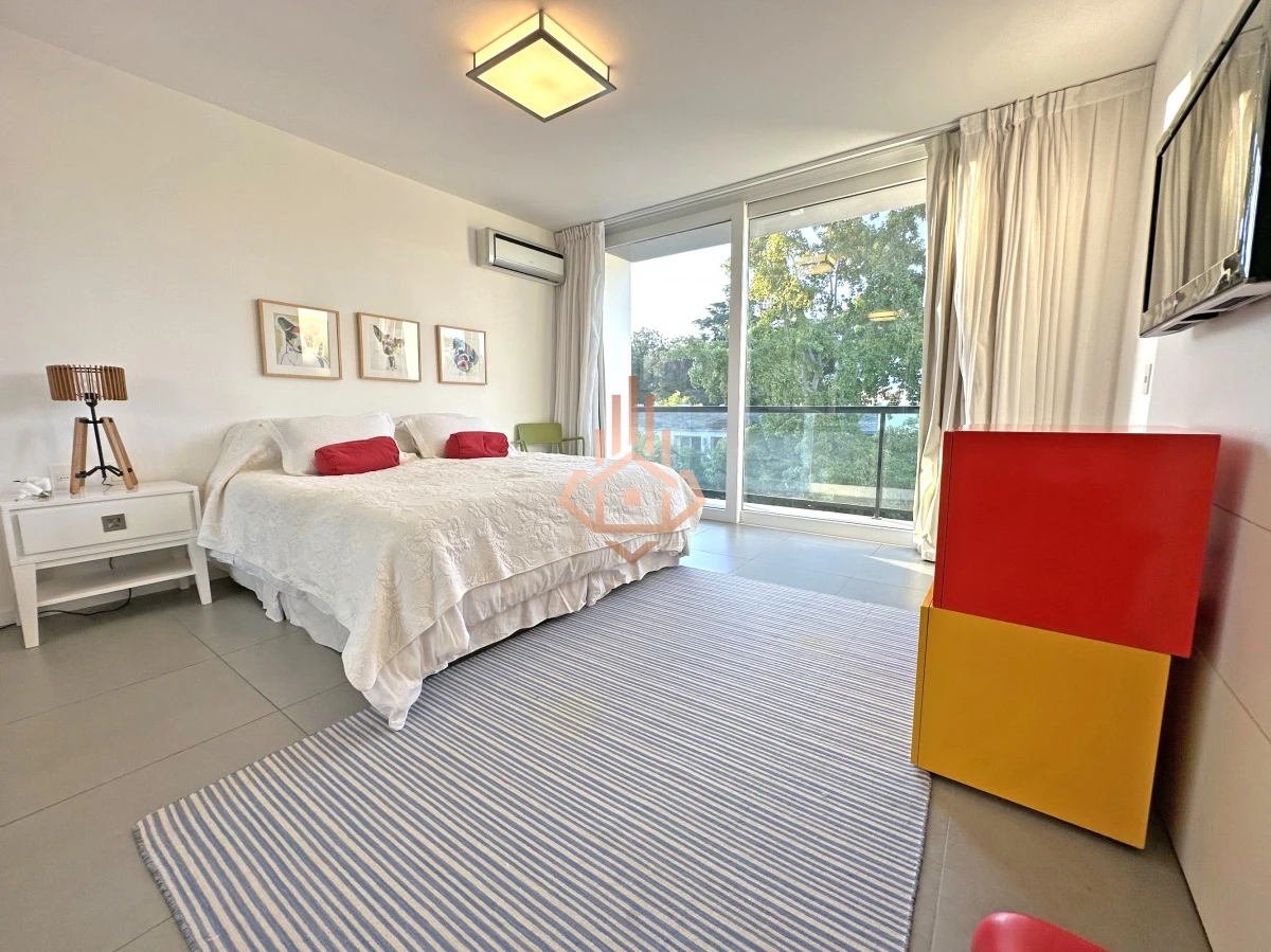 Venta Casa en Barrio Privado en playa mansa, 5 suites, piscina, losa radiante.