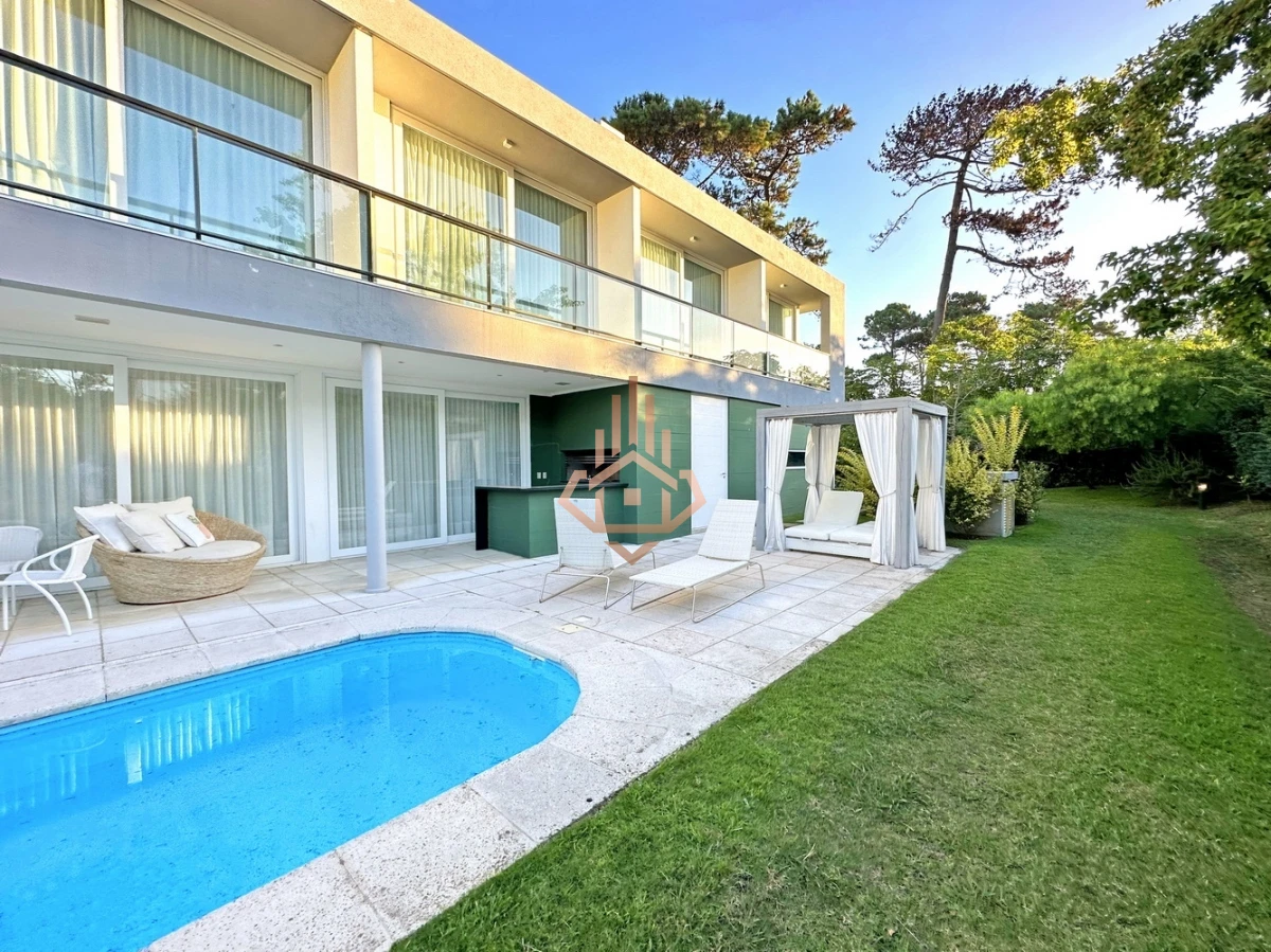 Venta Casa en Barrio Privado en playa mansa, 5 suites, piscina, losa radiante.