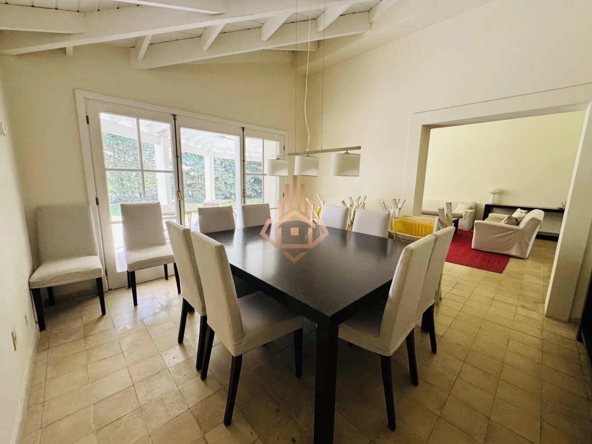 Venta casa en Barrio Privado de 5 dormitorios.