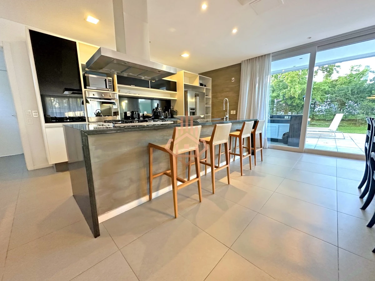 Venta Casa en Barrio Privado en playa mansa, 5 suites, piscina, losa radiante.