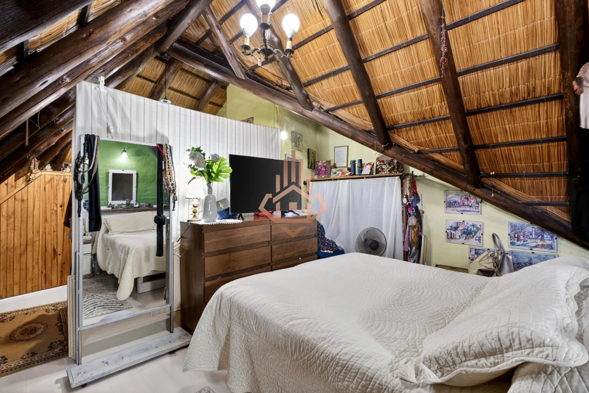 Casa En Venta De 5 Dormitorios , Dependencia