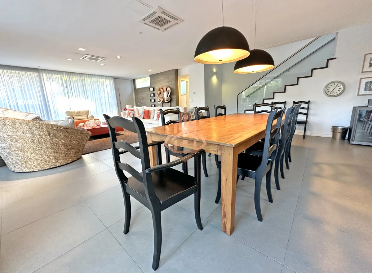 Venta Casa en Barrio Privado en playa mansa, 5 suites, piscina, losa radiante.