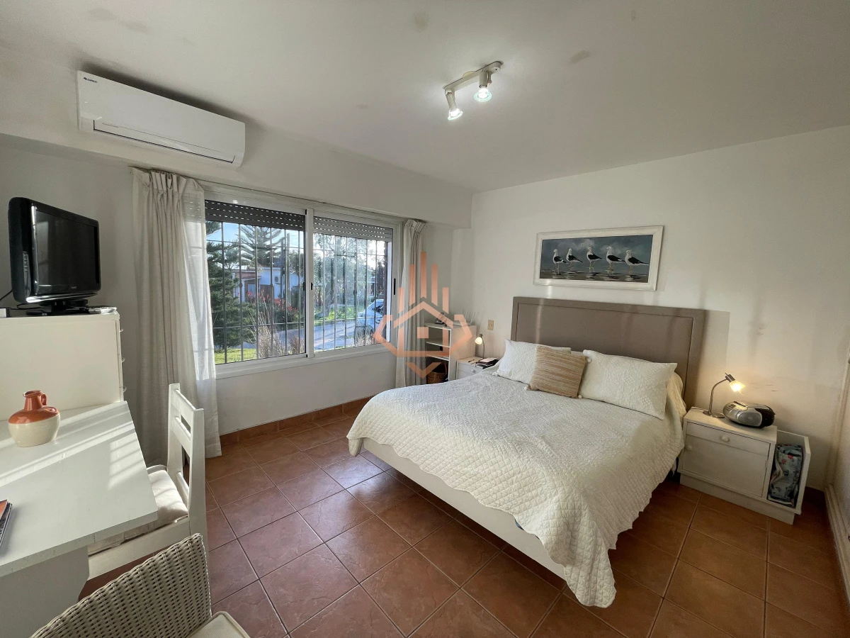 Hermosa casa en venta en Playa Mansa, Punta del este.