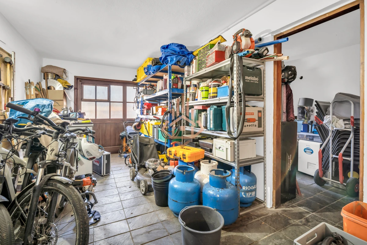 Casa en Venta en Playa Mansa P33 con 4 dormitorios (3 en suite) y 4 baños, Piscina y gran terreno a escasos 50mts del mar.