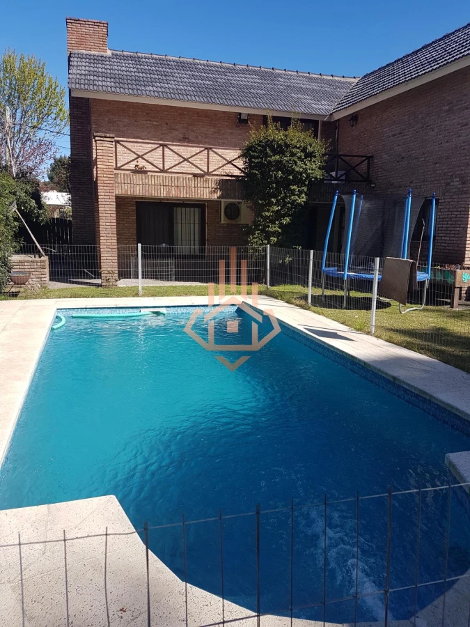 Casa en Alquiler Super Comoda y Completa en Jardines de Cordoba, 3 Cuartos, 4 Baños, Yacuzzy. Piscina, Juegos para Niños