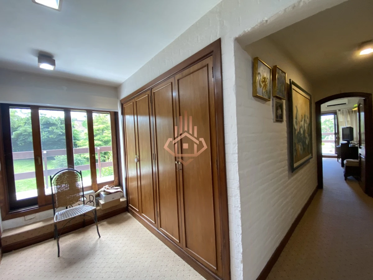 Casa, Venta 4 dormitorios mas dependencia, 2 master suite, Piscina, 1 cuadra de la playa Masa, Punta del Este.