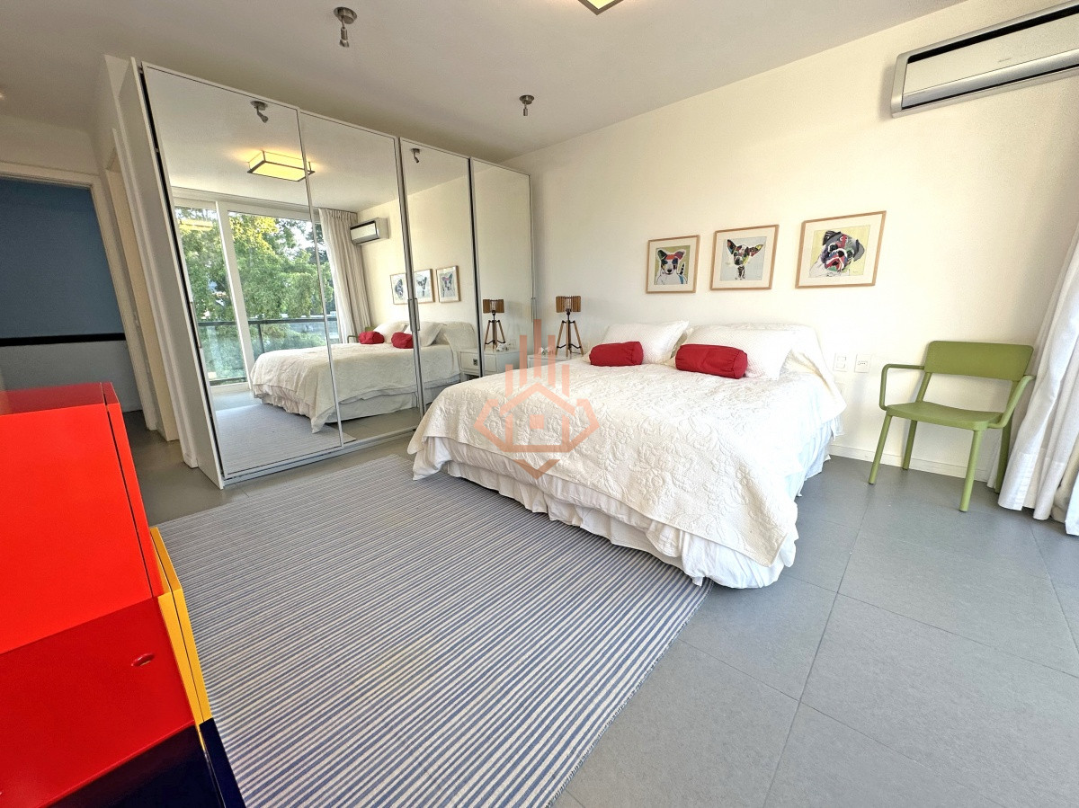 Venta Casa en Barrio Privado en playa mansa, 5 suites, piscina, losa radiante.
