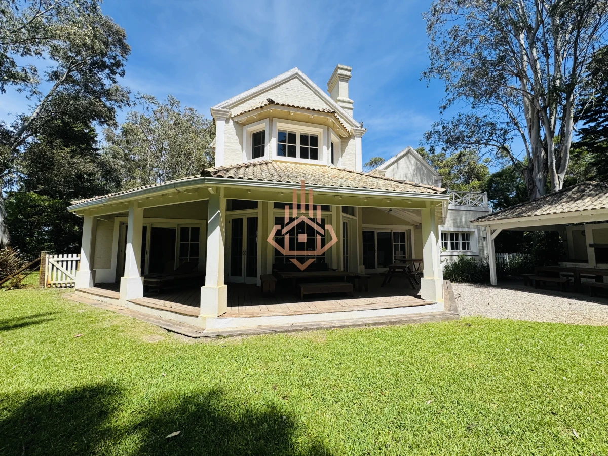 Venta casa en Barrio Privado de 5 dormitorios.