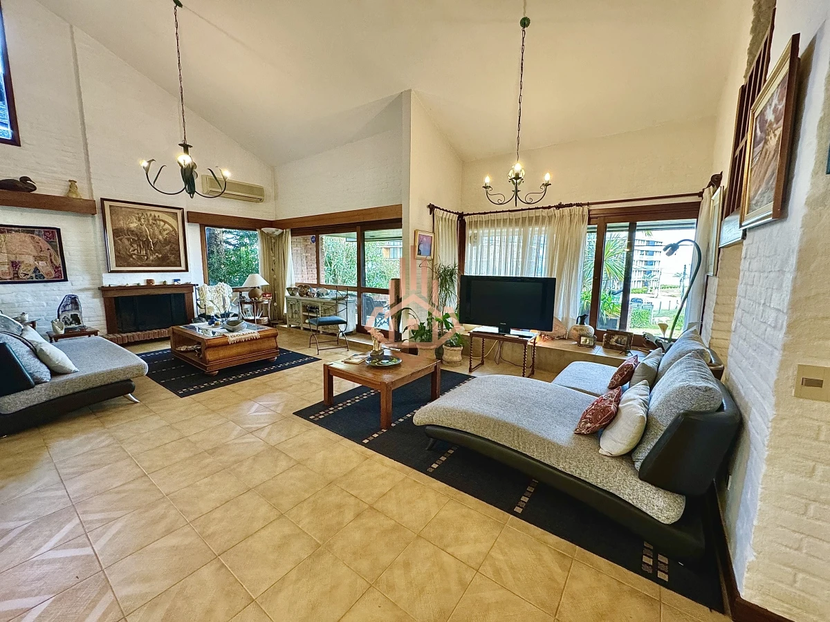 Casa, Venta 4 dormitorios mas dependencia, 2 master suite, Piscina, 1 cuadra de la playa Masa, Punta del Este.