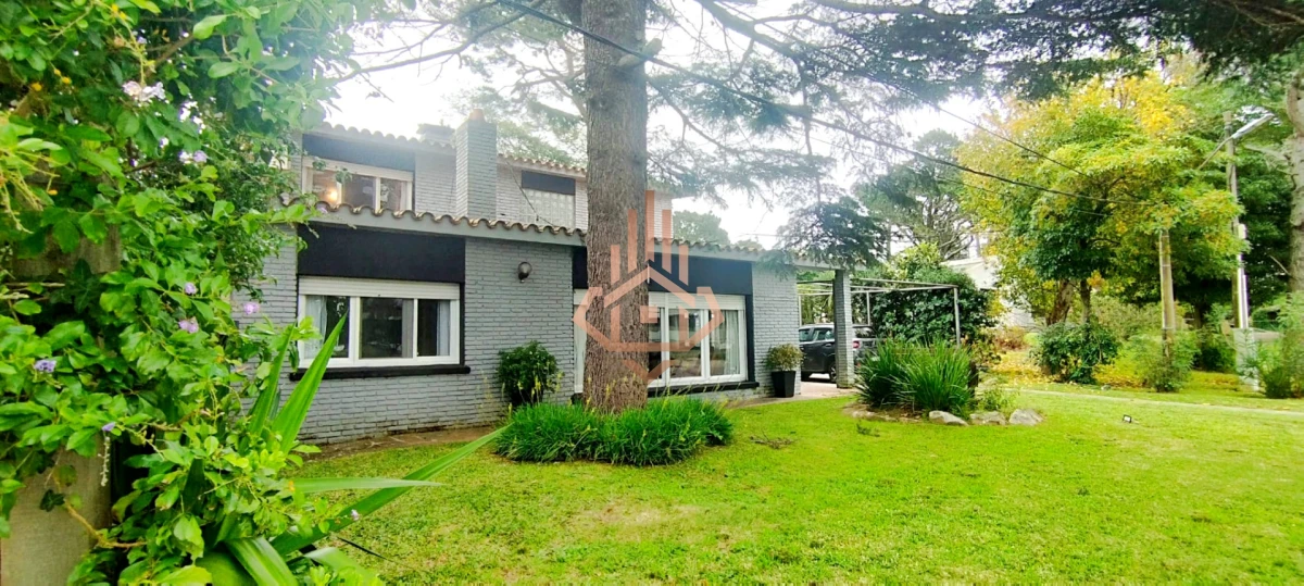 House for sale with 4 bedrooms and 5 bathrooms in Punta del Este, Mansa beach. - Photo 2