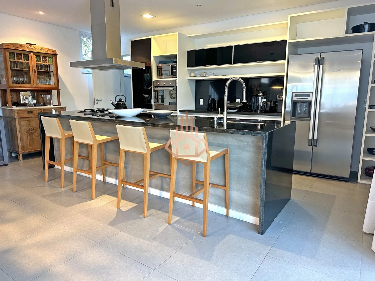 Venta Casa en Barrio Privado en playa mansa, 5 suites, piscina, losa radiante.