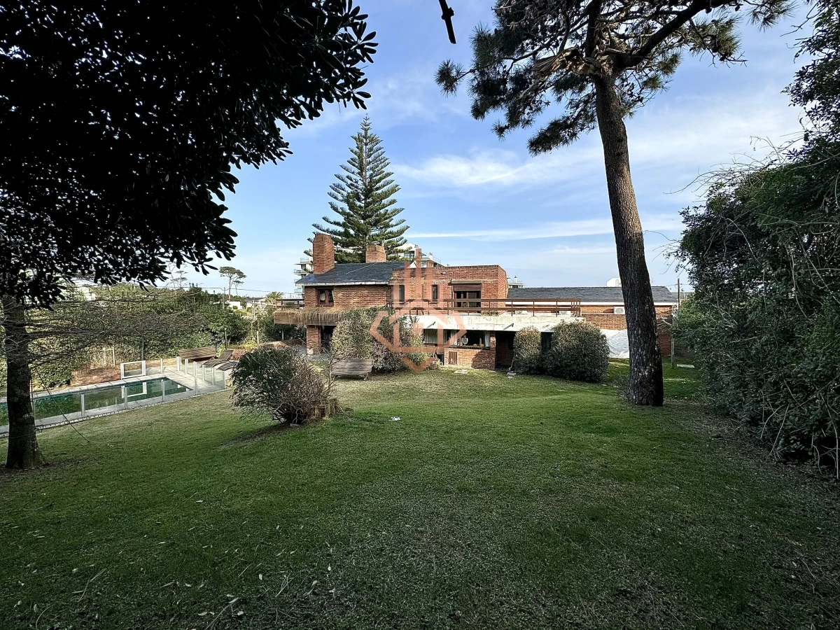 Casa, Venta 4 dormitorios mas dependencia, 2 master suite, Piscina, 1 cuadra de la playa Masa, Punta del Este.