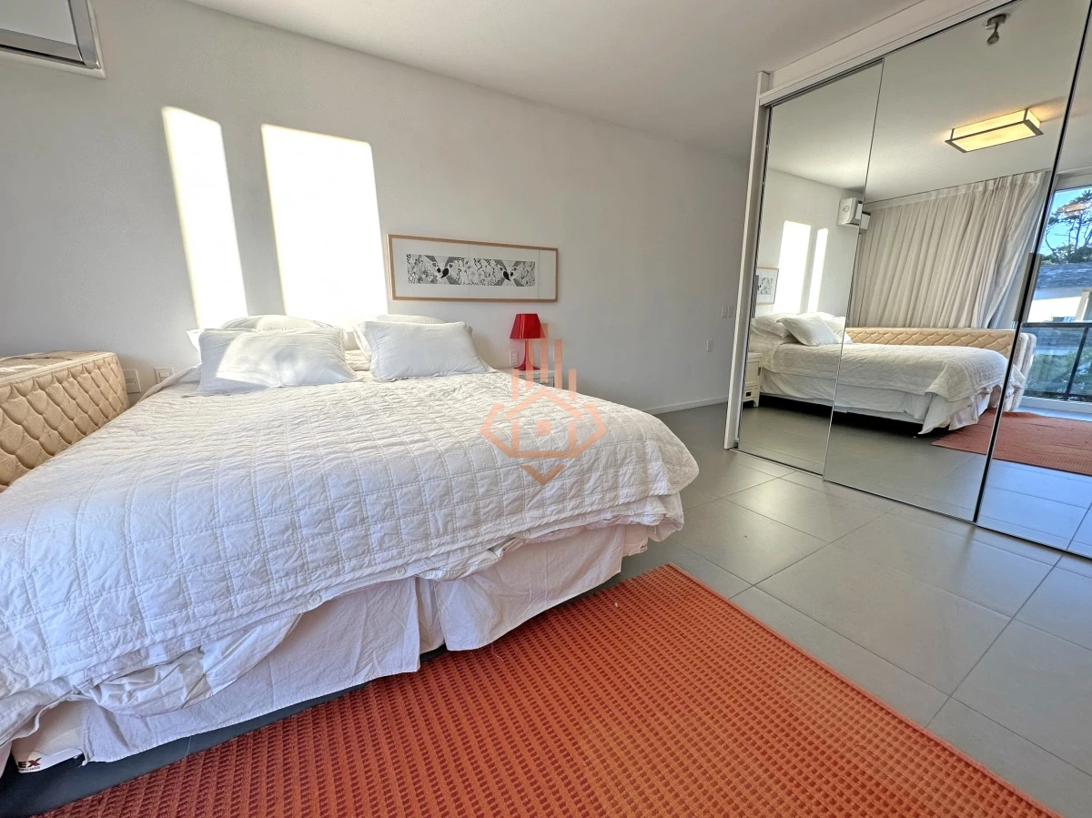 Venta Casa en Barrio Privado en playa mansa, 5 suites, piscina, losa radiante.