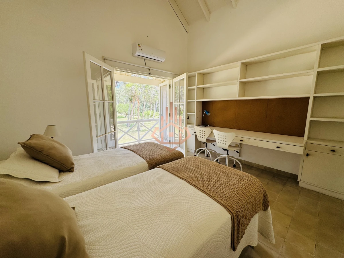 Venta casa en Barrio Privado de 5 dormitorios.