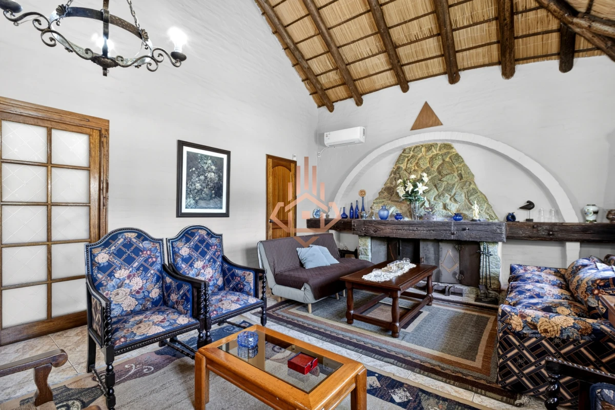 Casa En Venta De 5 Dormitorios , Dependencia