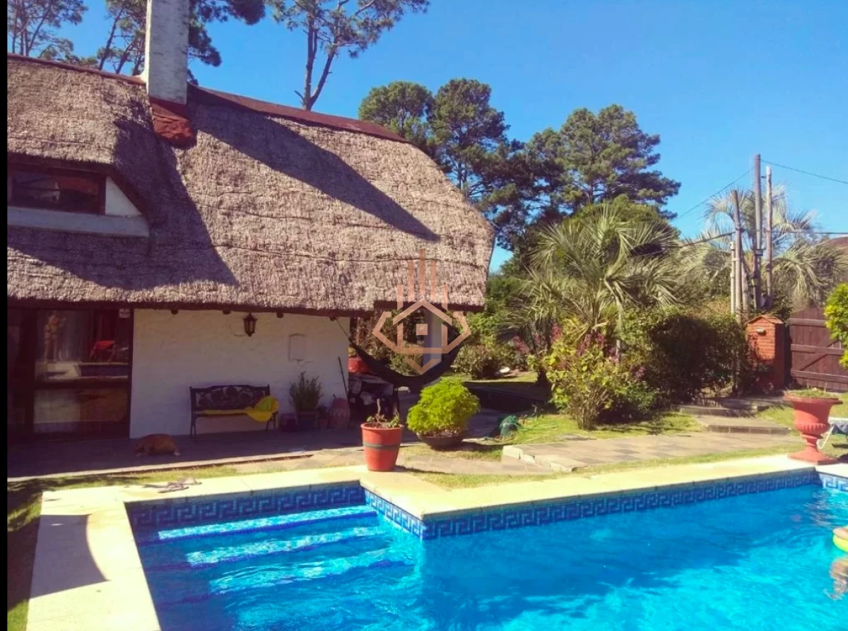 Casa en Pinares - 4 dormitorios y dependencia