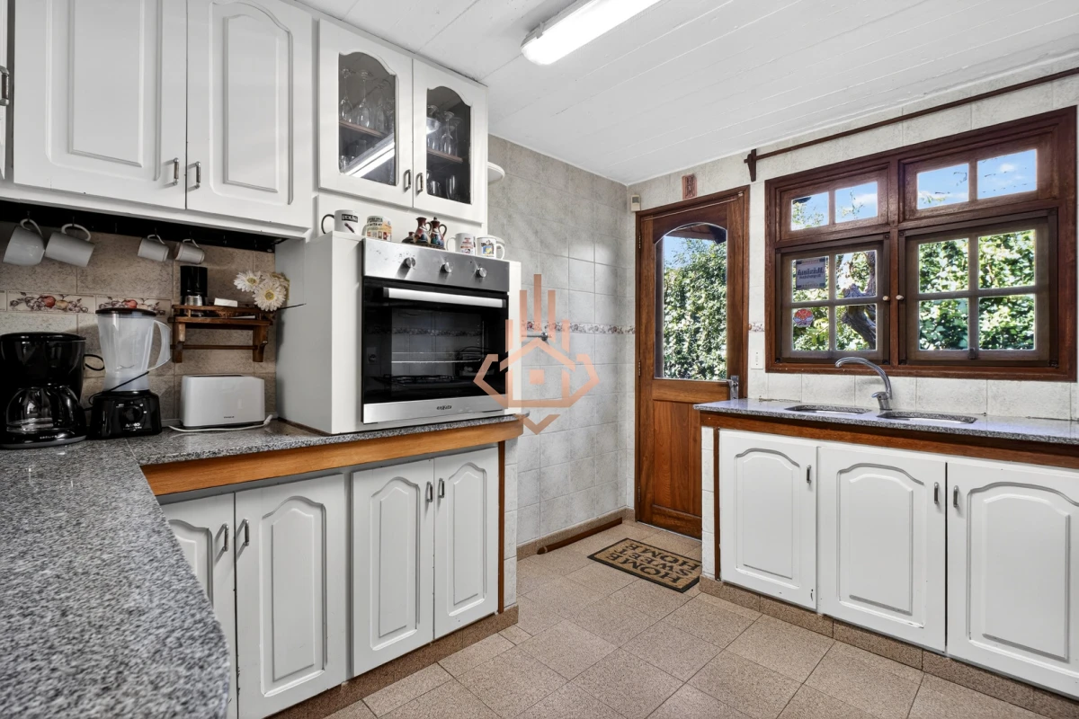 Casa En Venta De 5 Dormitorios , Dependencia