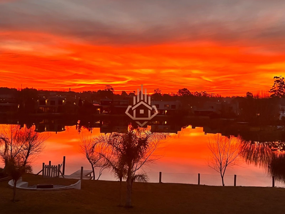 Venta de Espectacular Casa de 4 Dormitorios en Viñedos de la Tahona