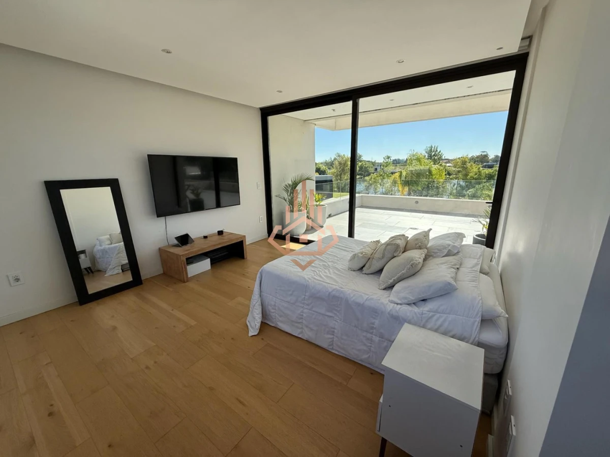 Venta de Espectacular Casa de 4 Dormitorios en Viñedos de la Tahona