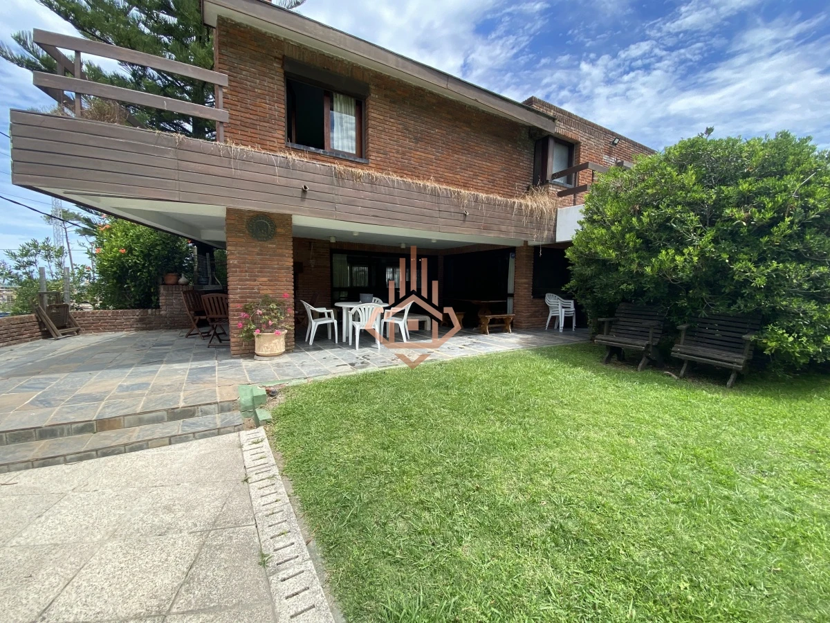 Casa, Venta 4 dormitorios mas dependencia, 2 master suite, Piscina, 1 cuadra de la playa Masa, Punta del Este.
