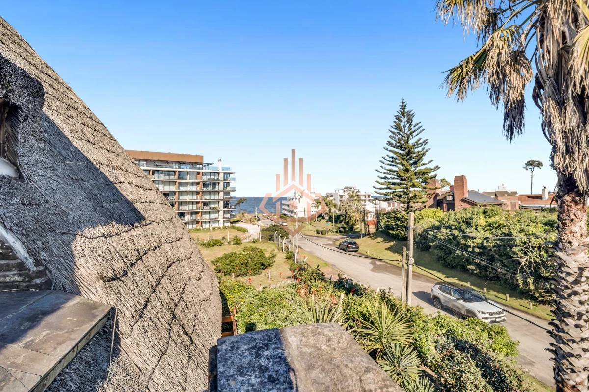 Casa en Venta en Playa Mansa P33 con 4 dormitorios (3 en suite) y 4 baños, Piscina y gran terreno a escasos 50mts del mar.